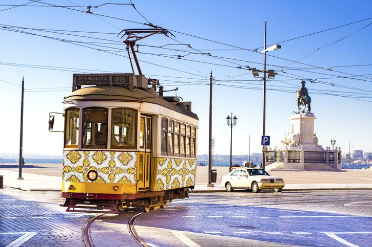 Lisabonská tramvaj projíždějící městem, Portugalsko