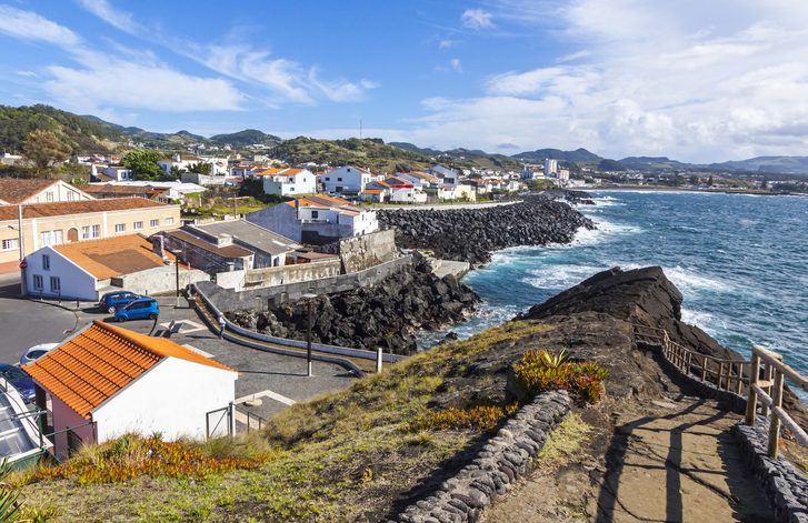 Pohled na přístavní město Ponta Delgada