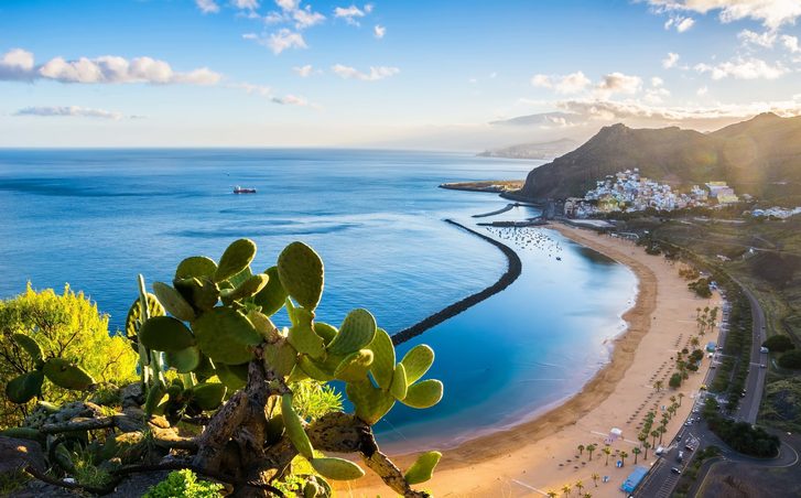 Úžasný výhled na pláž las Teresitas se žlutým pískem. Umístění: Santa Cruz de Tenerife