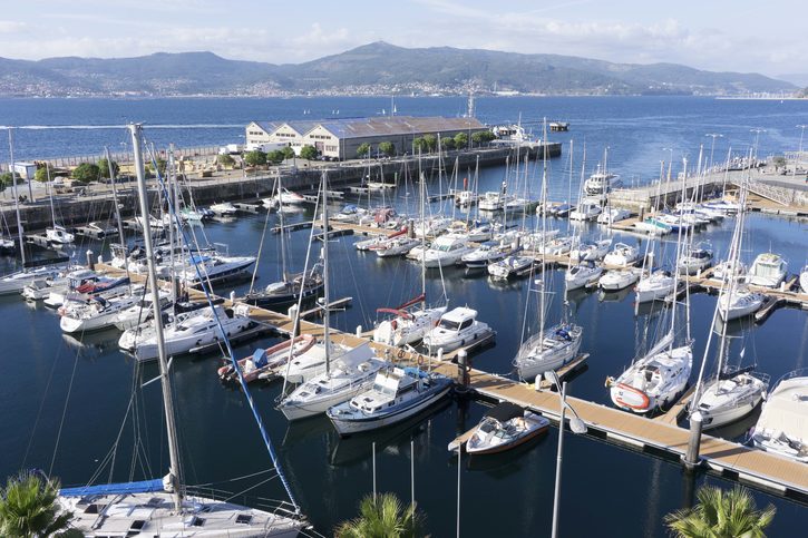 Pohled na přístav s kotvícími plachetnicemi ve městě Vigo, Španělsko
