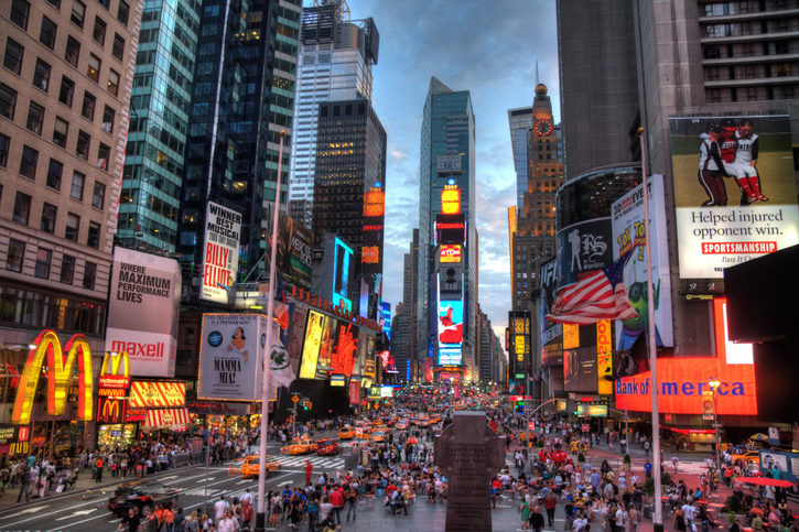Times Square – Po setmění vyrazte na nádherně osvětlené centrální náměstí a nechejte se zlákat na některé ze slavných představení z Broadwaye, New York