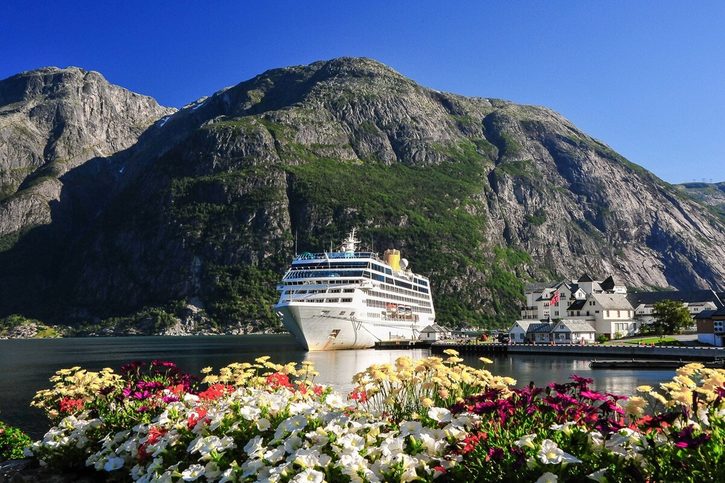 Eidfjord - Zakotvená výletní loď.