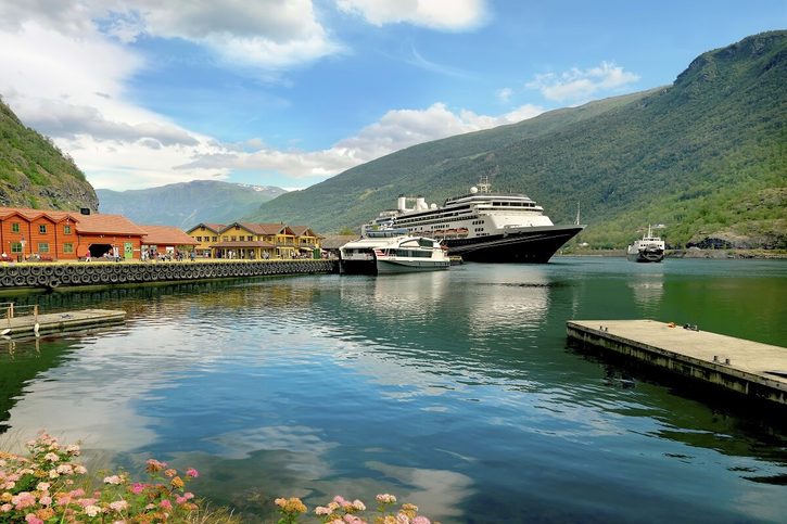 Flam - Výletní loď v přístavu Flam, Norsko 