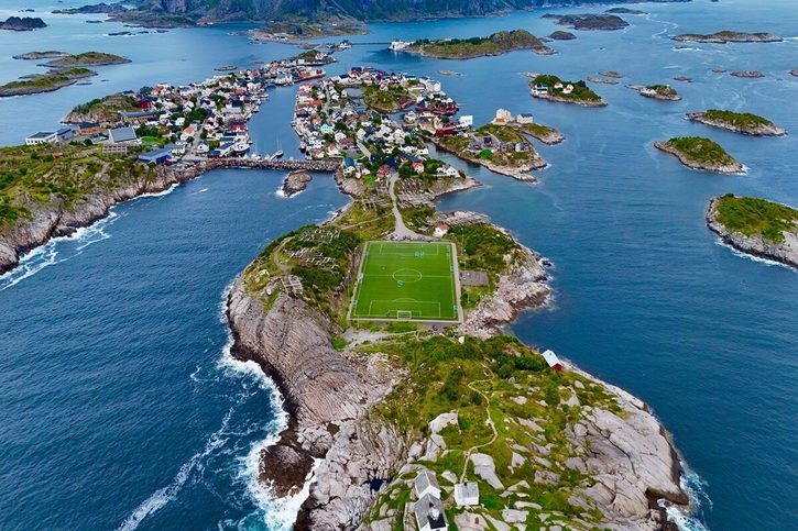 Svolvaer - Letecký pohled na fotbalové hřiště.