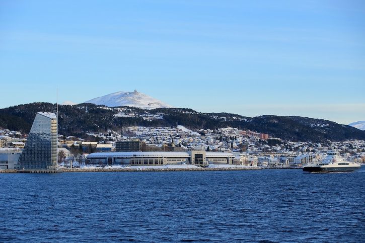 Molde - Pohled na Molde s hotelem Scandic Seilet