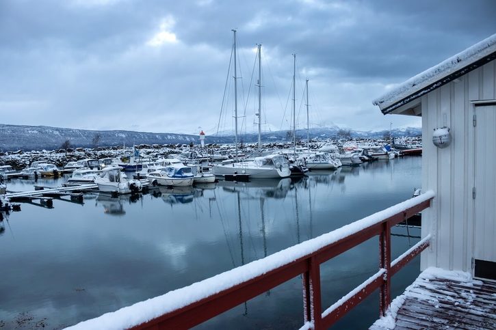 Narvik - Přístav v Narviku s jachtami a loděmi v zimním období.