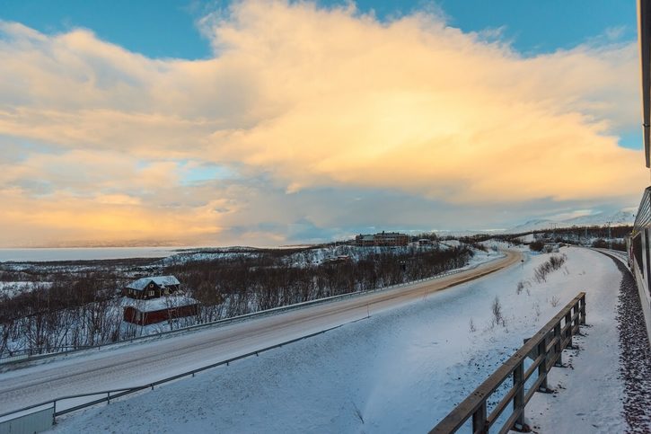 Narvik - Zasněžená krajina podél železniční trati Ofotbanen mezi Narvikem a švédskou hranicí.