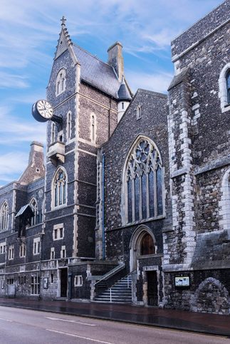 Dover - Kamenná budova s penzionem