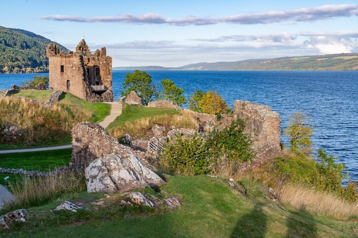 Inverness  - Hrad Urquhart na břehu Loch Ness