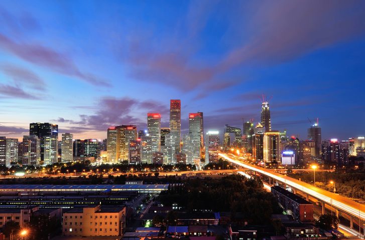 Noční pohled na architekturu města Haihe v Tianjinu