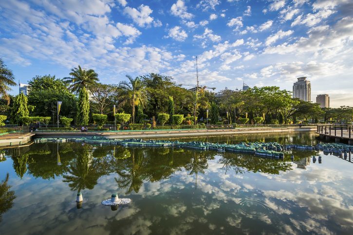 Rizal Park – Odpočiňte si od ruchu velkoměsta v největším městském parku v Asii s nádhernými zahradami, zajímavými sochami a uměleckými výstavami. Manila, Filipíny