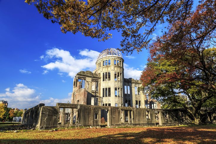 Genbaku Dome – Obdivujte pozůstatky bývalé výstavní síně, postavené v roce 1915 českým architektem Janem Letzelem, která jako jedna z mála zůstala po atomovém útoku stát. Hirošima, Japonsko