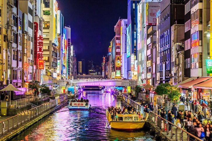 Pohled na oblíbenou turistickou nákupní ulici Dotonbori v nočním životě v Osace, Japonsko
