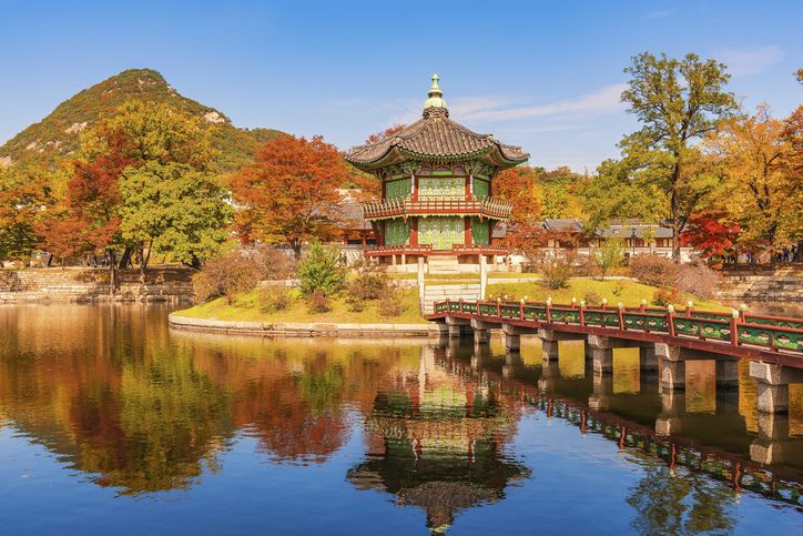 Podzim v paláci Gyeongbokgung v Soulu, Korea