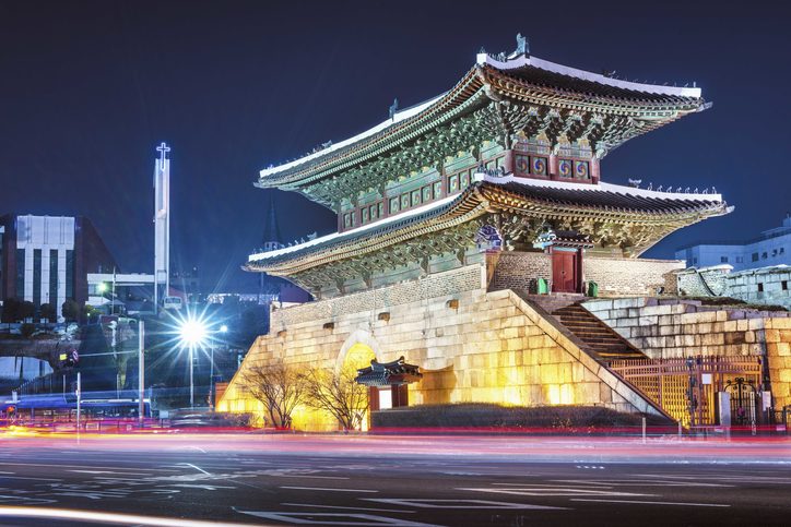 Heunginjimun Gate, více obyčejně známý jako Dongdaemun brána (Velká východní brána) je významné historické místo v Soulu, Jižní Korea