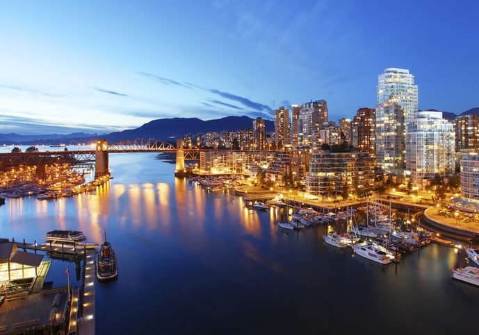 Panoramatický večerní výhled na krásné panorama Vancouveru