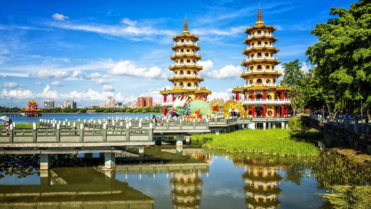 Dragon a Tiger Pagodas - Pestrobarevné pagody na břehu jezera se vstupem skrze dračí a tygří tlamu s malbami uvnitř. Kaohsiung, Tchaj-wan