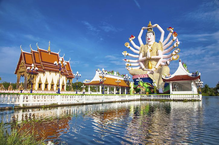 Wat Plai Laem – Obdivujte nádherný buddhistický palác s lagunou, jehož dominantou je socha 18ruké bohyně Guanyin. Ko Samui, Thajsko