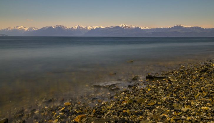 Pobřeží Icy Strait Pointu s vrcholky, Aljaška