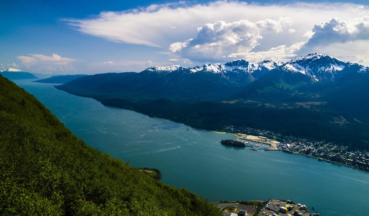 Pohled na město Juneau a zasněžené pohoří Aljašky