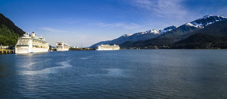 Kotvící výletní lodě v přístavu Juneau, Aljaška