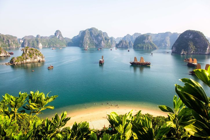Halong Bay za slunečného dne, při pohledu z vrcholu nedalekého ostrova, Vietnam