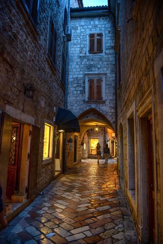 Kotor - Večerní pohled na uličky starého města Kotor v Černé Hoře 