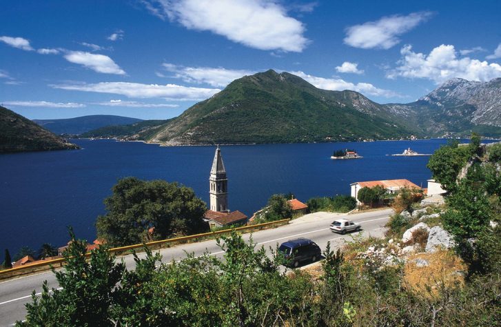 Pohled na středomořskou krajinu Boky Kotorské.