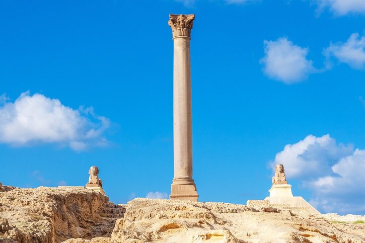 Alexandrie - Starověký Pompejův sloup a sfinga