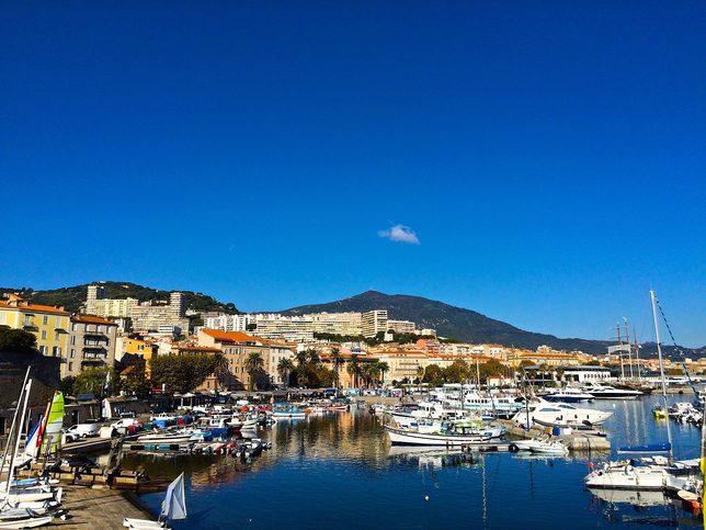 Pohled na Ajaccio, jeden z nejdůležitějších přístavů Korsiky.