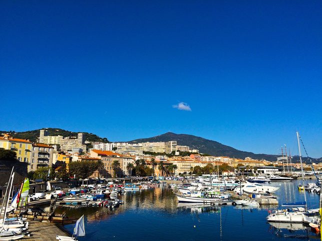 Pohled na Ajaccio, jeden z nejdůležitějších přístavů Korsiky.