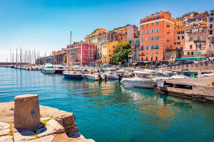 Bastia - Barevné domy na nábřeží přístavu Port de Bastia