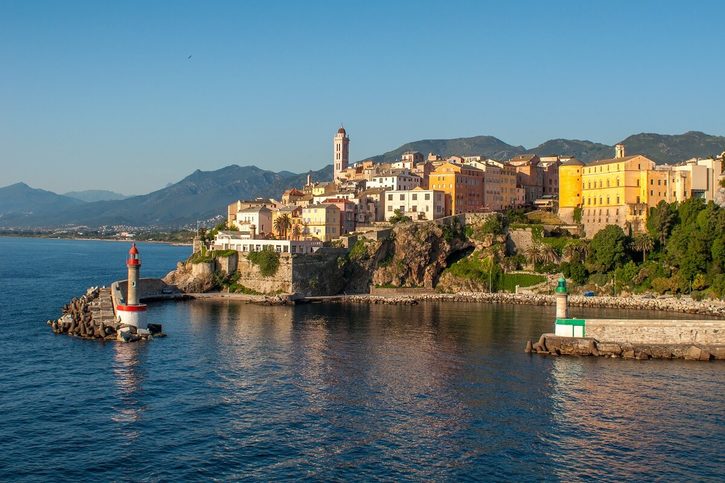 Bastia - Pohled na historické centrum Bastie, maják a přístav Port de Bastia