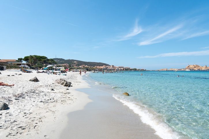 Calvi - Písečná pláž na severním pobřeží Korsiky