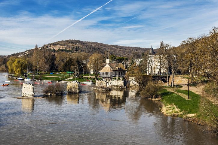 Námořní základna, bývalý mlýn a hrad Tourelles ve Vernonu v Normandii. Francie