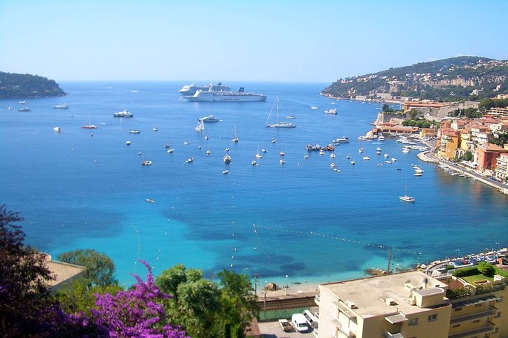 Výhled na kotvící výletní lodě ve Villefranche