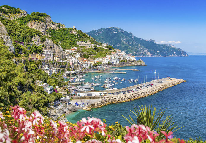 Pohled na panorama města Amalfi na pobřeží Středozemního moře, Itálie