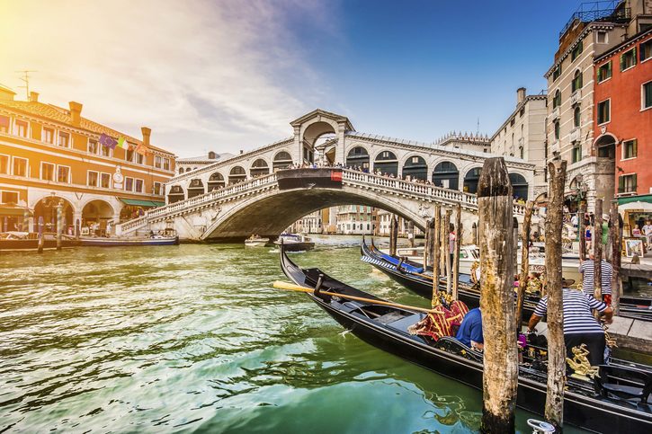 Panoramatický výhled na slavný Canal Grande ze slavného mostu Rialto při západu slunce v Benátkách