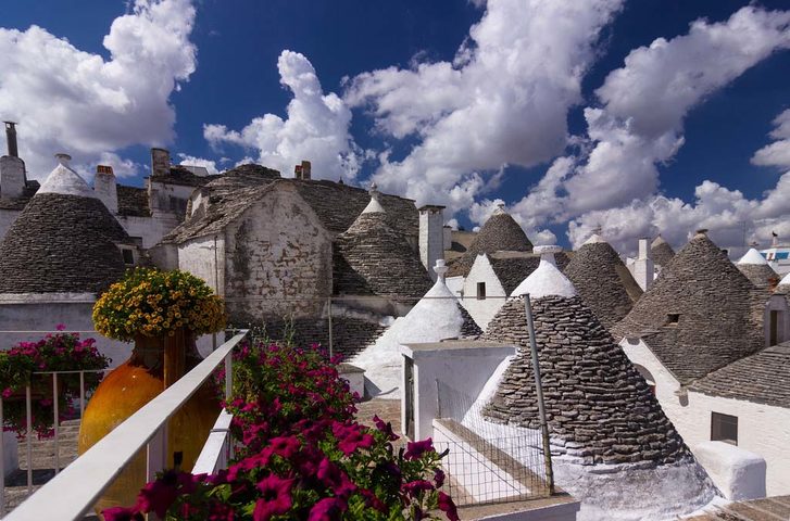 Domečky Trulli - V domcích ve čtvrti Piccola se stále bydlí, ve čtvrti Rione Monti na protilehlém kopci jsou již domky turistickou záležitostí