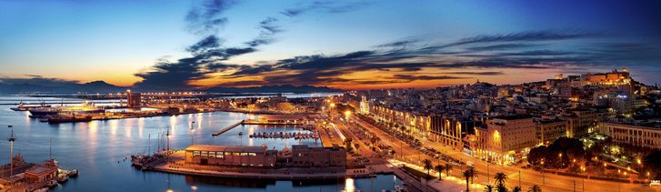 Panoramatický výhled na večerní Cagliari