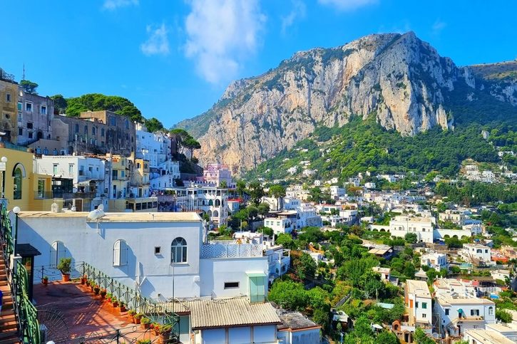 Capri - Pohled na hory z Anacapri.
