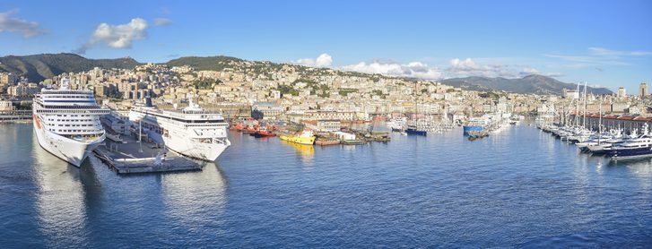 Pohled na výletní lodě v přístavu v Janově, Itálie