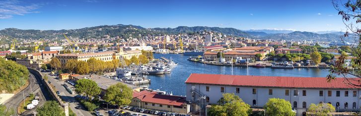 Panorama města La Spezia s přístavem, Itálie