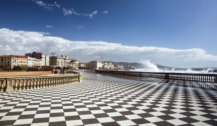Poschoďová podlaha na náměstí, Livorno, Itálie