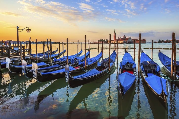 Kotvící gondoly v pozadí s kostelem San Giorgio di Maggiore