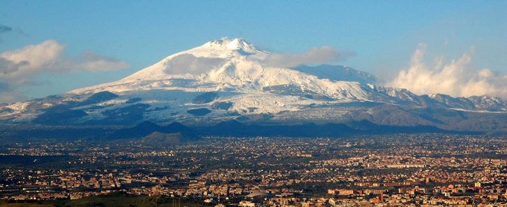 Messina - Letecký pohled na město Messina se sopkou Etnou, Sicílie