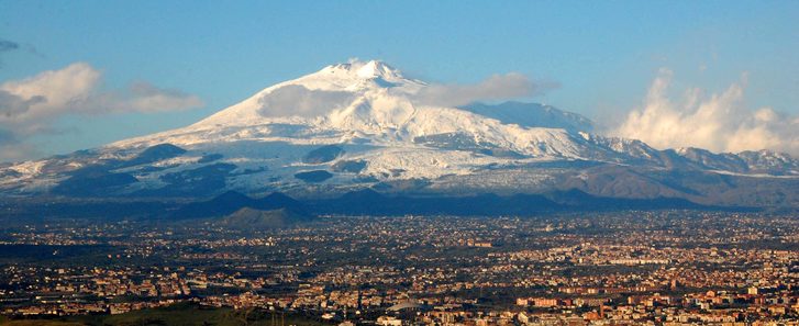 Letecký pohled na město Messina se sopkou Etnou, Sicílie