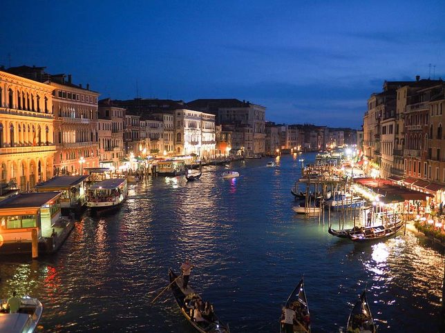  Benátky v noci