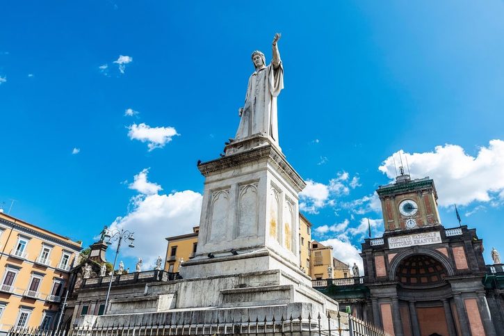 Neapol - Socha Danteho Alighieriho na náměstí Piazza Dante
