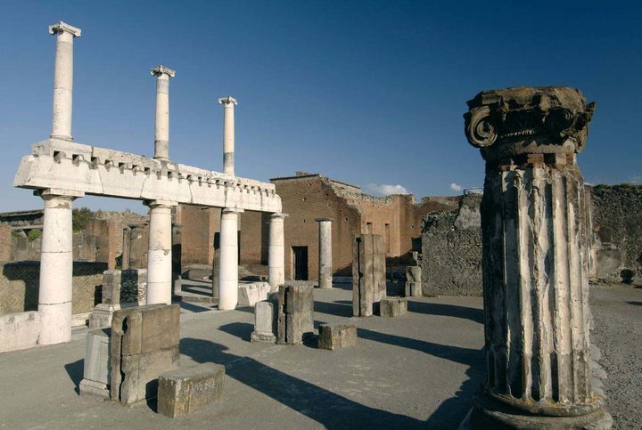 Pompeje byly významným městem pod správou Říma  než je pohřbila sopka Vesuv roku 79 n. l., Neapol, Itálie